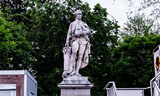 市庁舎広場の石像