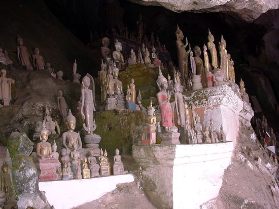 洞窟の中に仏像が無数に（パークウー洞窟）