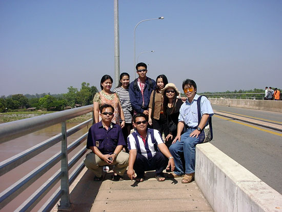 友好橋の真中でタイ側から来た人と記念撮影