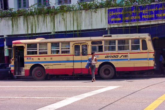 ヤンゴンで見かけた荒尾市営バス