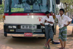 ミャンマーの観光バス