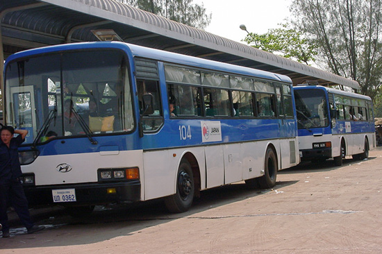 日の丸のついた韓国製バス