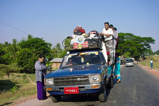 ミャンマーのトラックバス