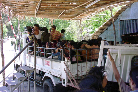 ミャンマーの登山バス