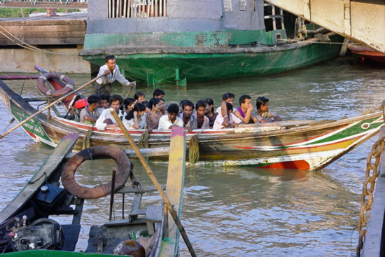 ヤンゴンの渡し船