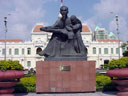 人民委員会庁舎前のホーチミン像